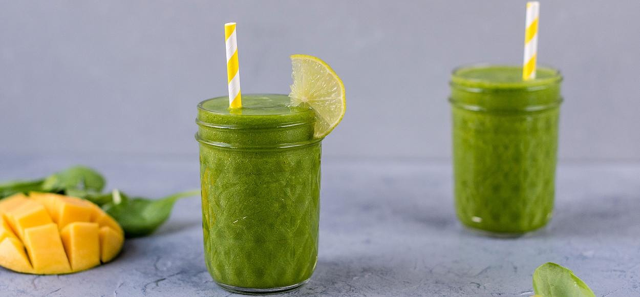 green smoothie with mango