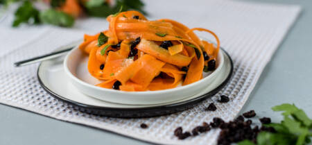 Carrot salad with curry dressing