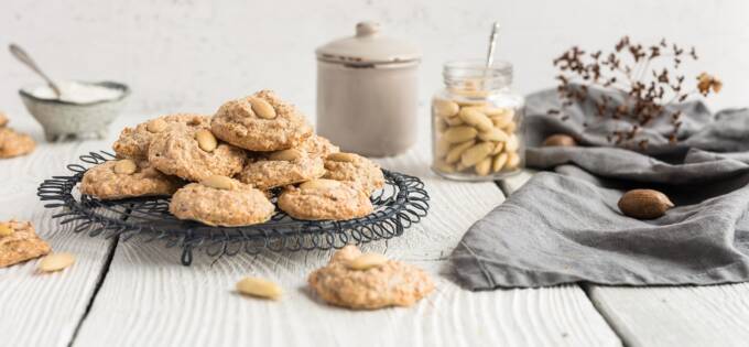 Sugar free macaroons on the decorated table